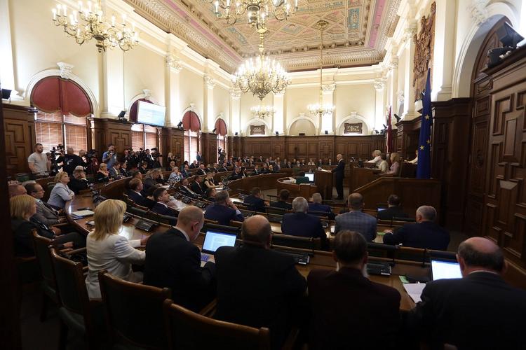 Депутат Сейма Латвии показал министру МВД средний палец