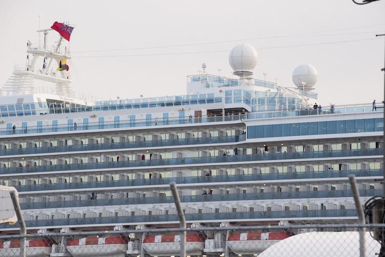 Власти Японии сообщили, когда пассажиры смогут покинуть круизный лайнер Diamond Princess