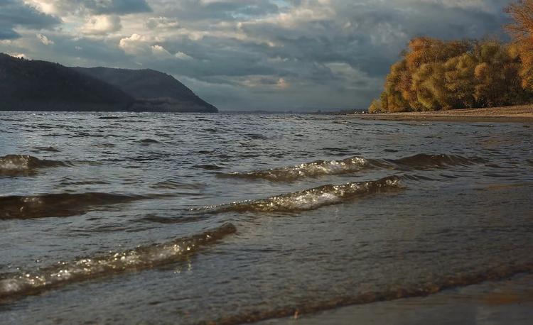 В Ржеве с моста через акваторию Волги упала женщина, из воды ее достали спасатели