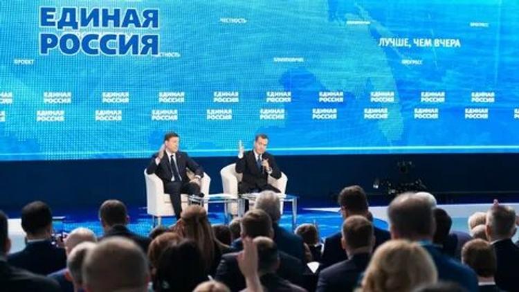 Первый зампредседателя фракции ЕР в Госдуме Андрей Исаев ответил Сергею Шнурову, назвавшему единороссов