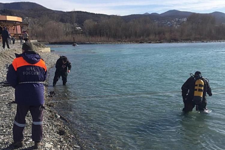 В Сочи к поиску унесенных в море школьников подключили водолазов