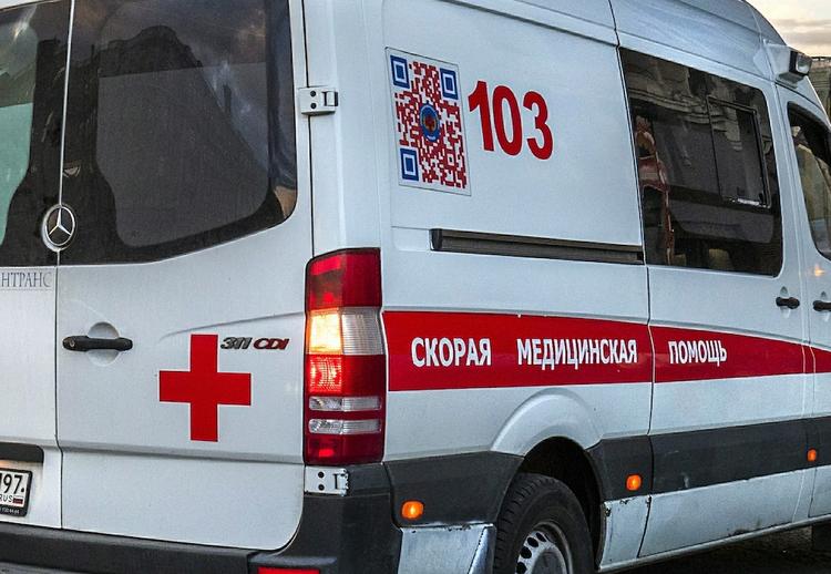 Машина вылетела на тротуар в Мурманске и сбила двух пешеходов