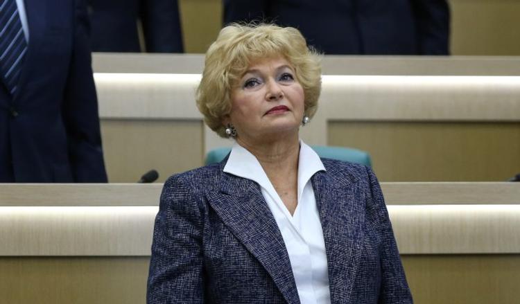 «Результат теста отрицательный, диагноз – пневмония. Берегите родителей», Ксения Собчак прокомментровала болезнь матери