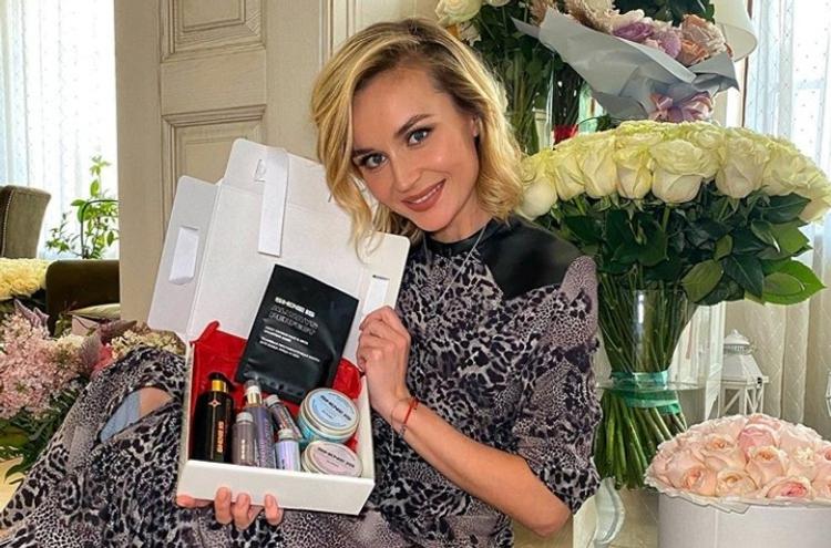 Полина Гагарина показала, как они с дочкой убирают снег на карантине