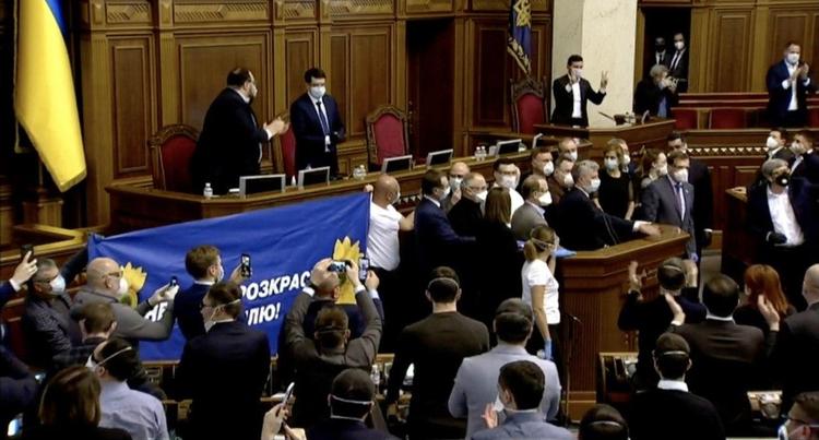 Партии Порошенко и Зеленского выступили заодно
