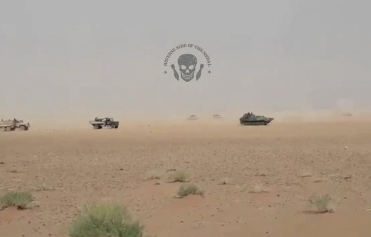 В сеть попало видео масштабного движения военной техники в песках