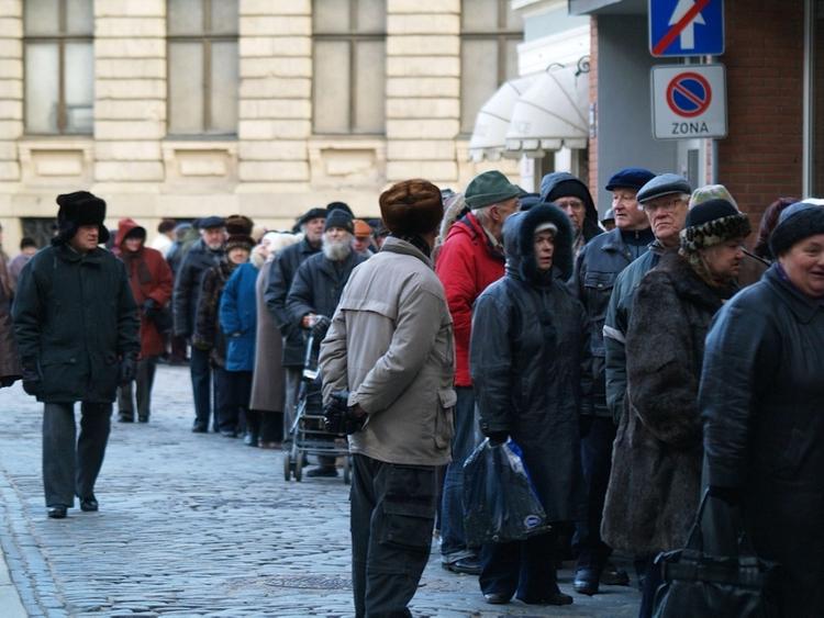 В Латвии растет число безработных и долги