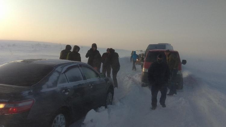 В Териберке сотни туристов оказались заблокированы снегопадами в палатках и машинах. Власть их не слышит