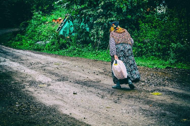 Пенсионерка, у которой вор отобрал продукты, умерла в Казани