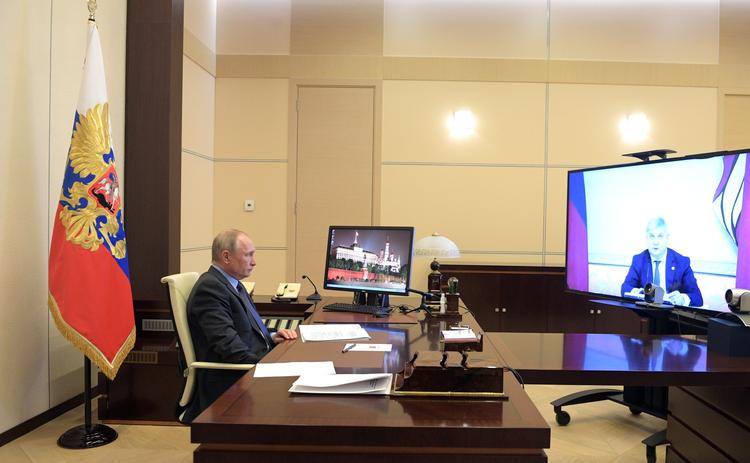 Владимир Путин и Александр Гусев Губернатор Воронежской области во время встречи с Путиным в 10 раз завысил смету на строительство больницы