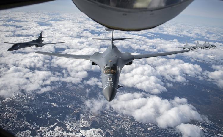 Бомбардировщики США пролетели над Черным морем, российские истребители поднялись на перехват