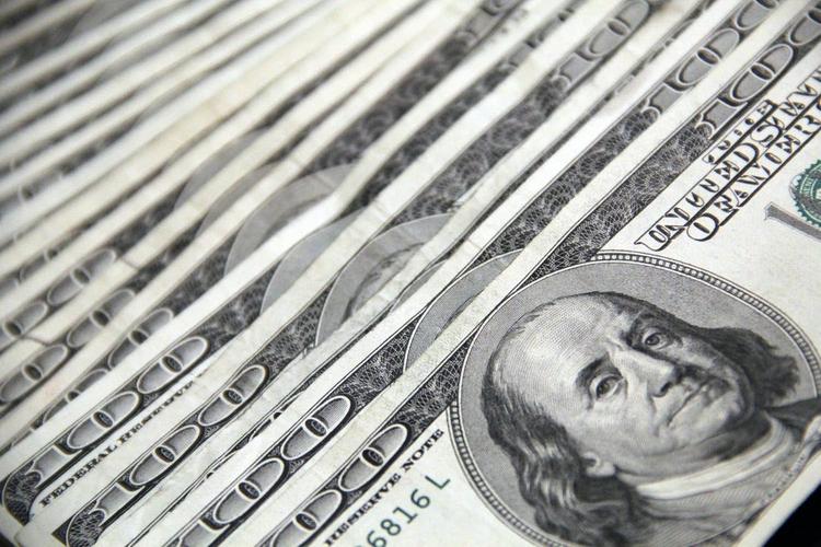 Эксперт, директор офиса продаж объяснил рост спроса на наличную валюту