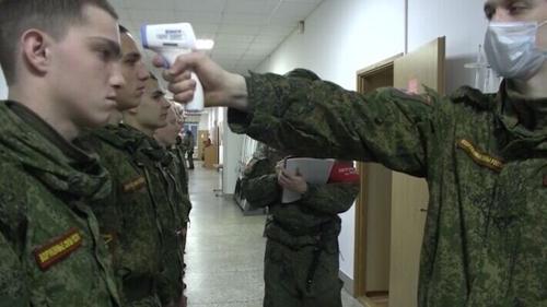 Во время репетиции парада в Крыму военных обеспечат перчатками, масками, антисептиками