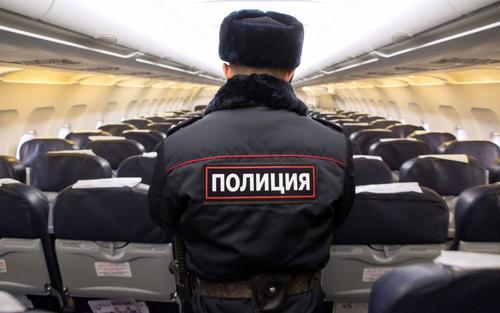 Пассажир рейса Калининград - Москва сорвал с полицейского погоны и разорвал свой паспорт