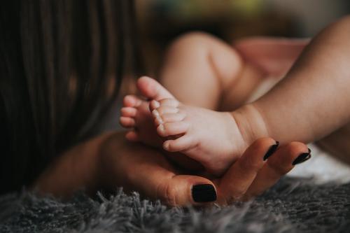 Фото жены Овечкина в роддоме стали популярны в сети