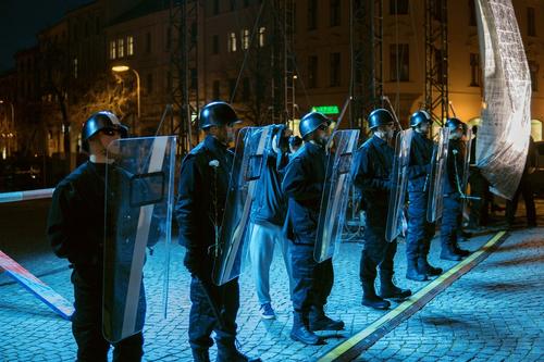 Полиция Беспорядки в США: Полиция применяет силу против чернокожих людей в 7 раз чаще, чем против белых