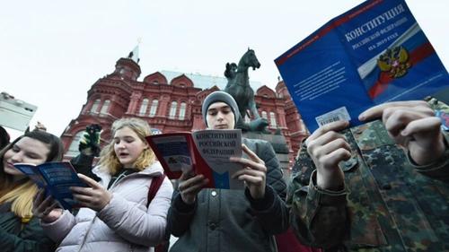 Коммунисты начали агитацию против поправок к Конституции, но эксперты считают, что это тоже играет на руку власти