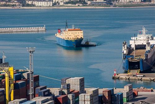 В порту Туапсе иностранные моряки почти полгода живут на брошенном судне
