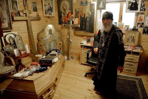 «Там настоящая секта, там мозги промывают», Ксения Собчак и ее подписчики о самом скандальном отце Сергие