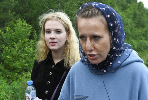 Бить не били, но поваляли точно и камеру отобрали. Собчак опубликовала видео своей вылазки в монастырь