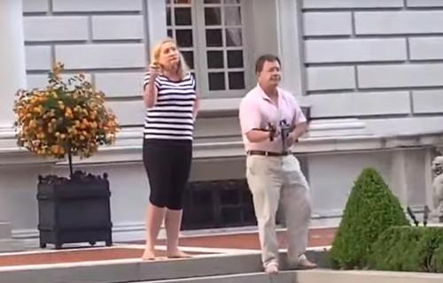 В США семейная пара вышла с армейским оружием против митинга