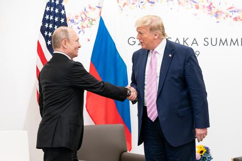 «Глупого» Трампа предупредили, что Путин знает английский: «Он слышал и понимал все, что мы говорили в его присутствии»