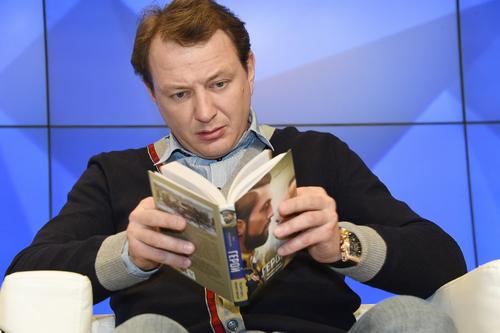 Башаров предложил Собчак сыграть в хоккей с теми, кто «приходит к богу не с камерами». «И берегите челюсть»