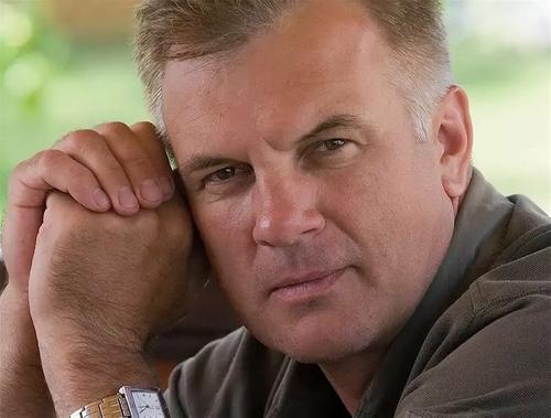 Анатолий Котенев: Люблю устраивать близким и друзьям смешные сюрпризы