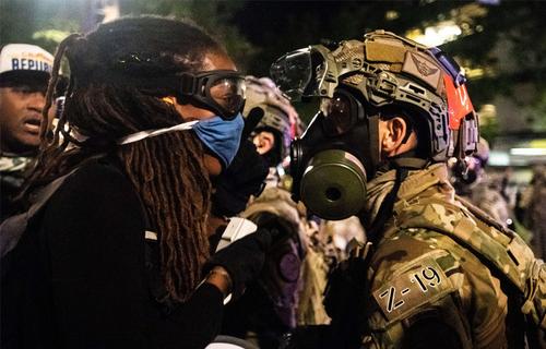 В США начали выходить на митинги против Трампа