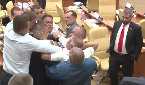 В Ульяновском заксобрании намеки на крепкую мужскую дружбу закончились не менее серьезной дракой