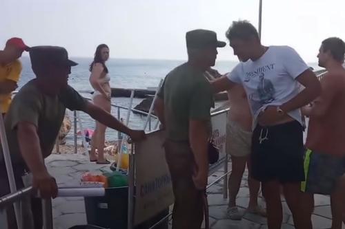 Видео, как охранник с нагайкой прогоняет туристов с пляжа в Крыму, назвали провокацией