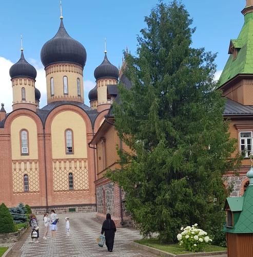 Пюхтица: зачем звезды идут в монастырь