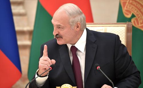 Лукашенко заявил, что против него направлены «ядовитые ковидные стрелы»