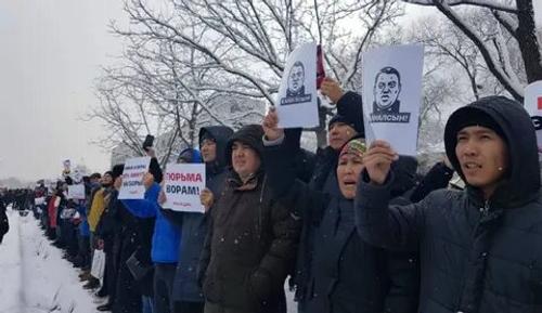 Киргизия под угрозой дефолта планирует смену элит за счёт молодёжи
