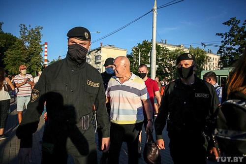 В Минске начались задержания. Одного из активистов ОМОН посадил в автозак и увез