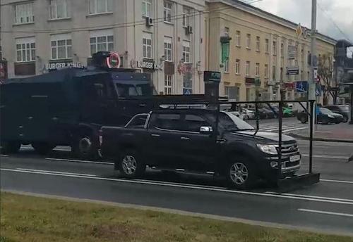 Выборы в Белоруссии: военная техника и пропускной режим на избирательных участках