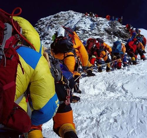 Эверест уже засыпан трупами, а восходителей все больше и больше 