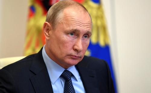 Французская газета поместила на обложку Путина в костюме суперагента и с вакциной в руке