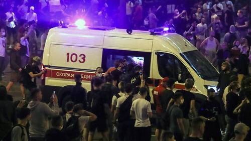 Белорусские медики говорят, есть негласное распоряжение не принимать вызовы протестующих. Врачи организуют травмпункты на дому