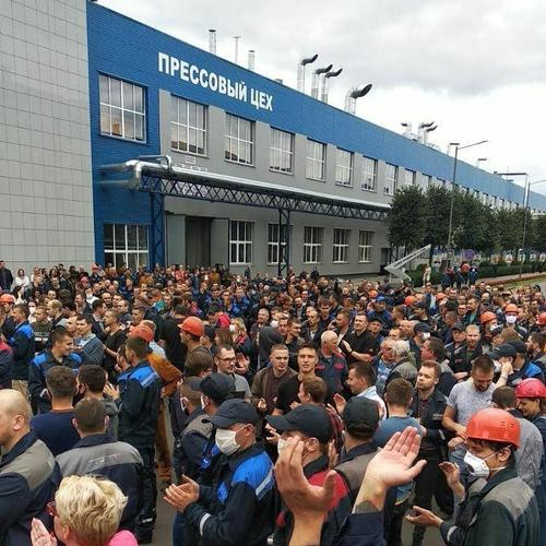 «Уходи!», скандируют люди и требуют отставки Лукашенко. В Беларуси полным ходом идет общенациональная забастовка