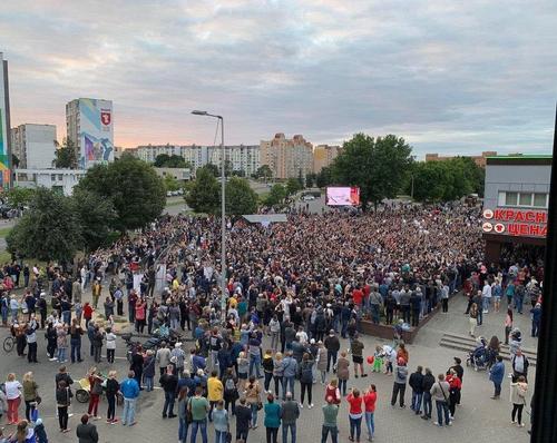 Бойцы ОМОНа замечены при входе в здание государственной Белтелерадиокомпании в Минске