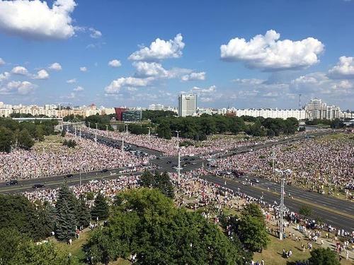 В Минске огромная колонна людей вышла к зданию КГБ. Они требуют посадить Лукашенко в автозак и освободить политзаключенных