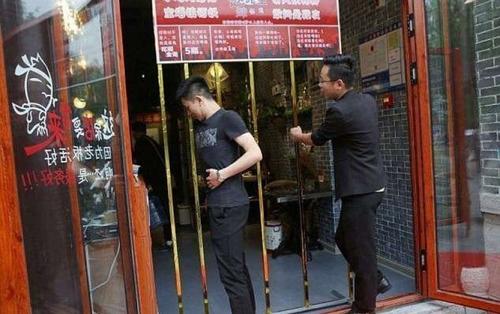 В китайском ресторане на входе и выходе взвешивают клиентов