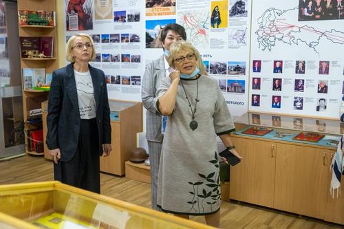 Ирина Гехт проверила информацию о нехватке учебников в челябинской школе