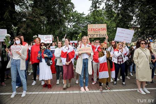 «Саша, ты уволен». В Минске очень эффектно проходит протестный женский марш