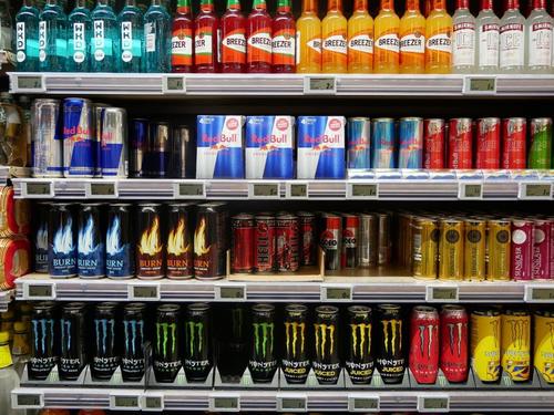 В регионах вводится запрет на продажу энергетиков несовершеннолетним
