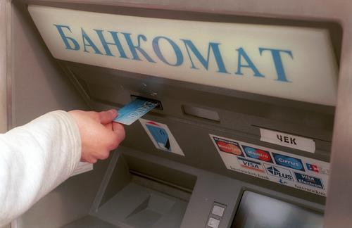 Пенсии и детские пособия с 1 октября можно будет получить только на карту «Мир»