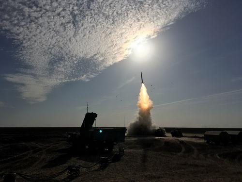 Уральские расчеты С-400 «Триумф» ЦВО провели первые боевые пуски в Астраханской области