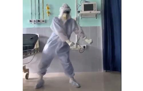 Индийский врач развеселил мир танцами в скафандре
