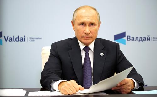 Путин рассказал, что просил Генпрокуратуру разрешить Навальному уехать из России в Германию